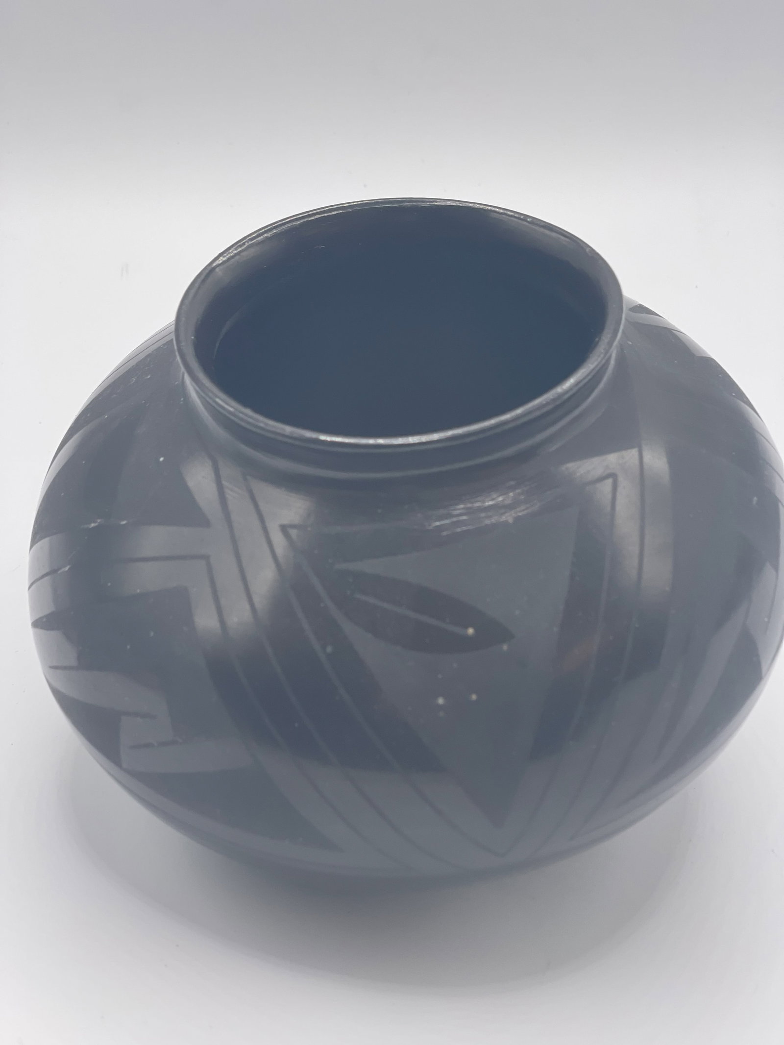 Mata Ortiz Pottery Vase - Signed Tomasa Mora - Handmade Black: Mata Ortiz Pottery Vase - Signed Tomasa Mora - Handmade Black Mata Ortiz pottery is a modern revival of the ancient Mogollon pottery from the Casas Grandes (Paquime) archaeological site in Chihuahua, 