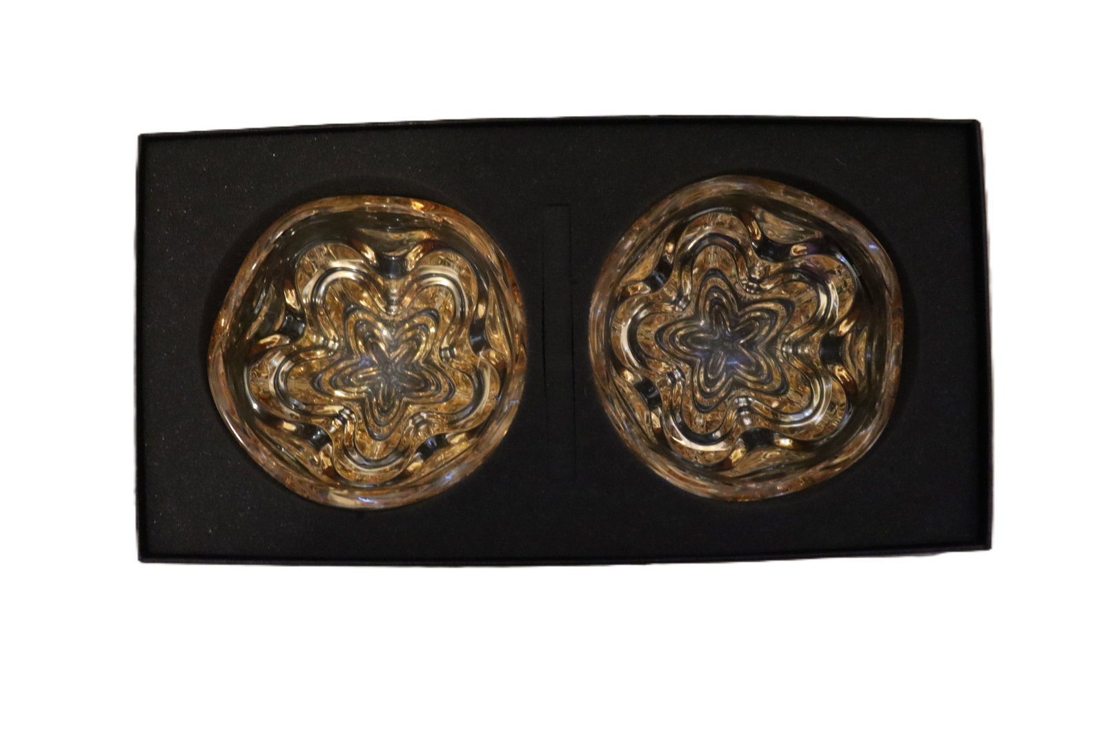 Lalique Paris Crystal Bowls Pair: Lalique Paris Crystal Bowls Pair This set includes two stunning Lalique crystal bowls, crafted in Paris with the brand's renowned attention to detail and elegance. Each bowl features a wavy, curved ri