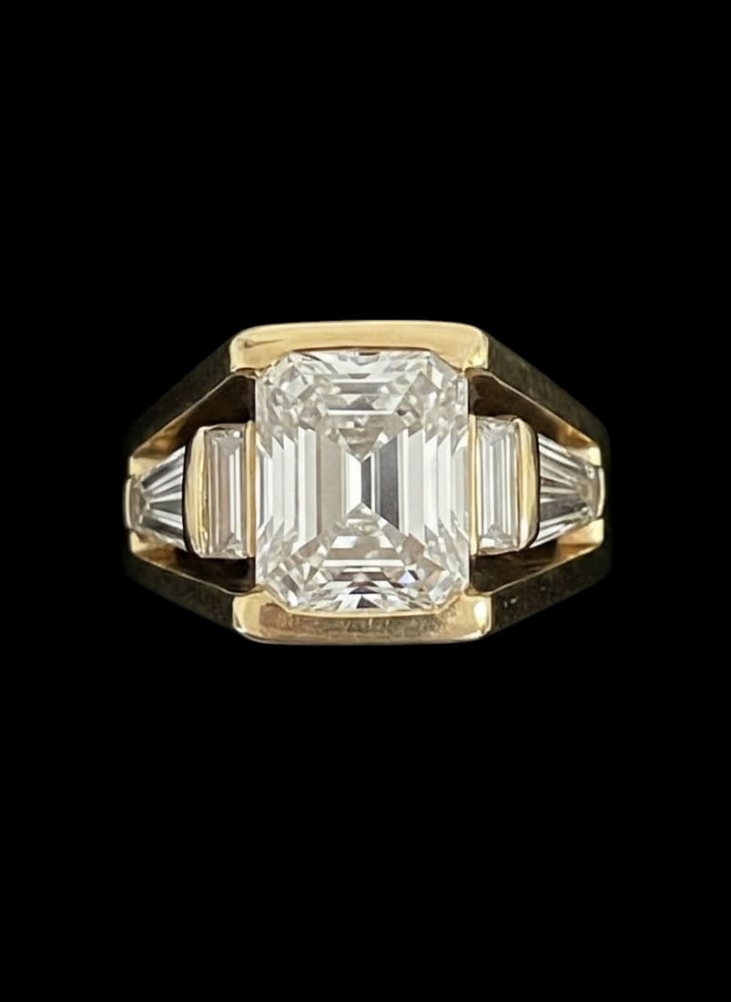 Important Three-Stone Emerald-Cut Diamond Ring in 18k Yellow Gold (1 of 4)