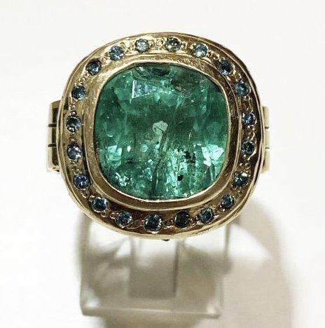 18K Yellow Gold Columbian Emerald & Blue Diamonds. Appraisal GIA info: 18K Yellow Gold Columbian Emerald & Blue Diamonds. 11 Grams total weight. Size is approximately 7-8. Collection from prominent family in Austin, TX. THIS LOT IS LOCATED AND SHIPPING FROM Newport, CA.R