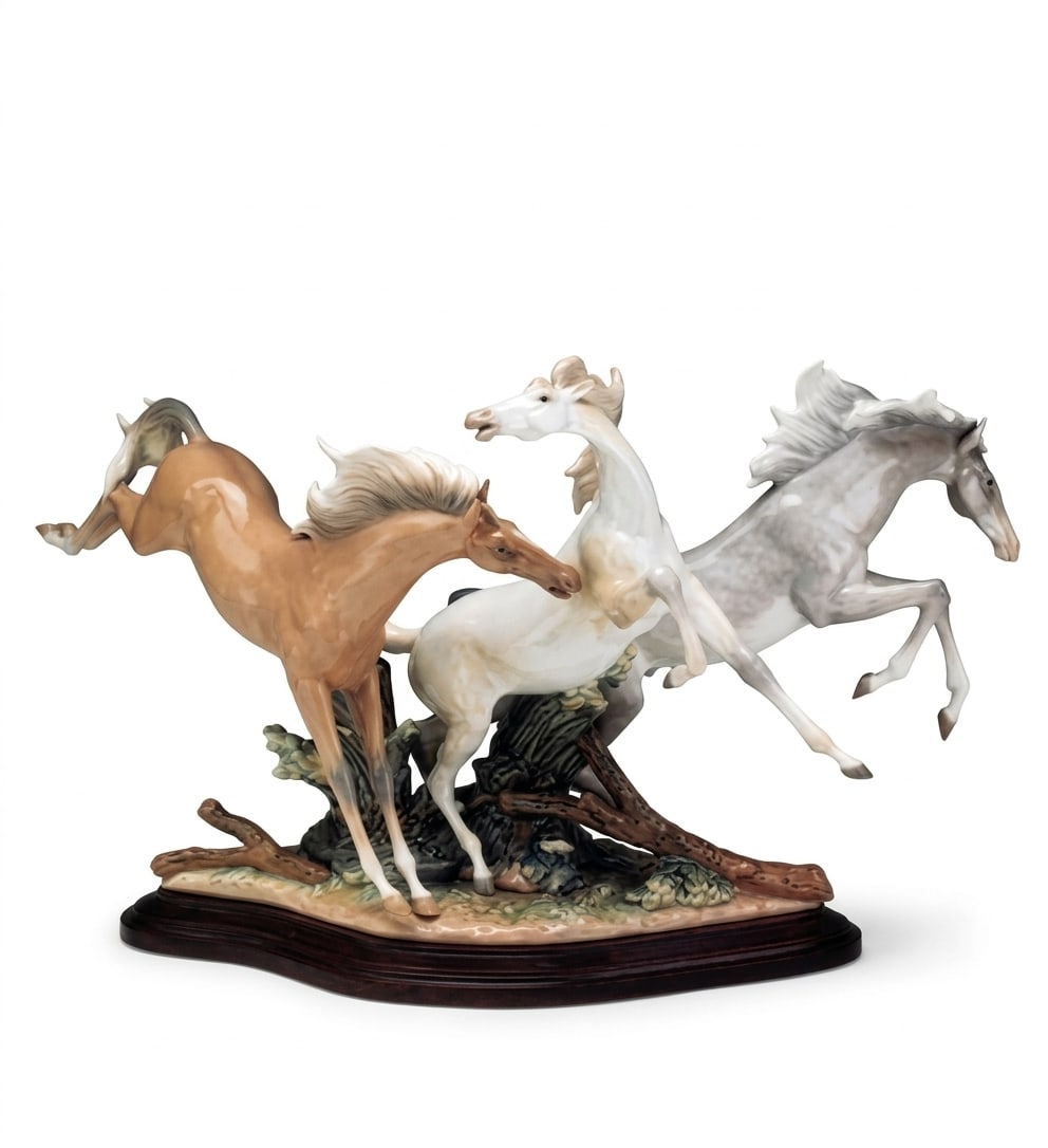 Lladró – Born Free (Tres Caballos Galopando), Ref. 01001420: Large-scale high-gloss porcelain sculpture titled Born Free (Tres Caballos Galopando), reference number 01001420, produced by Lladró