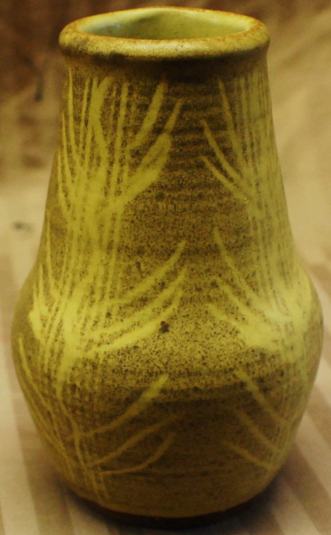 Mid 1900’s DESIGN TECHNICS pottery vase, 6” tall: Mid 1900’s DESIGN TECHNICS pottery vase, 6” tall. Signed on the bottom Good condition 150 250 50