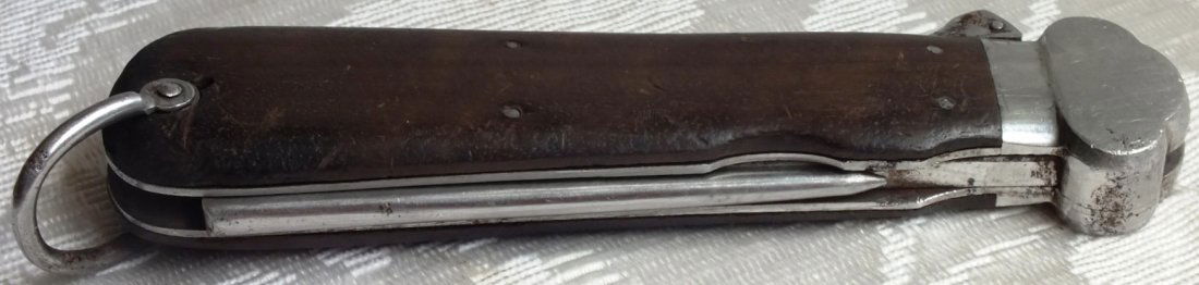 German WWII retractable paratrooper's knife SMF SOLING: German WWII retractable paratrooper's knife. The blade retracts, Marking "SMF SOLINGEN ROSTFREI" on the blade.