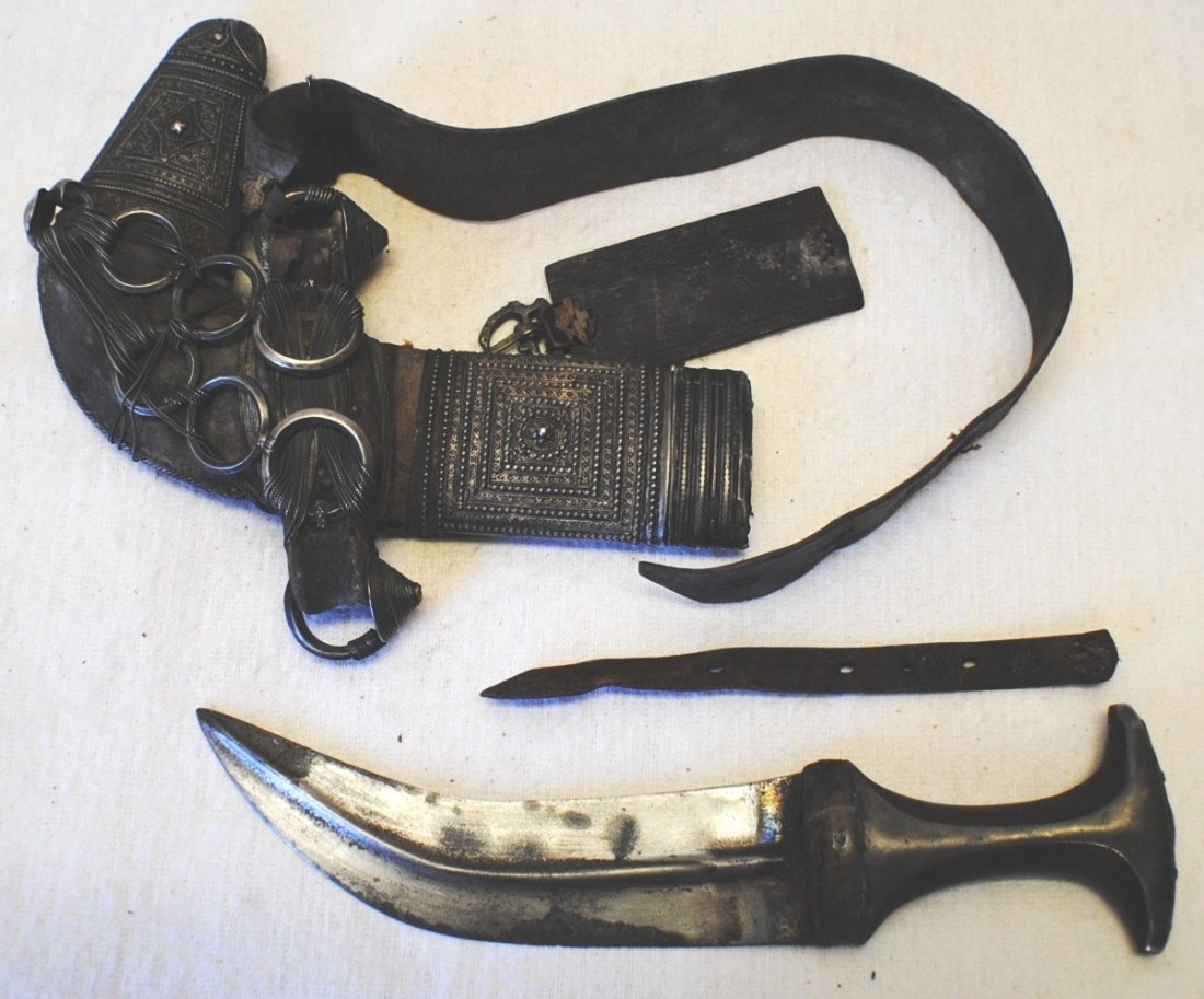 Islamic Jambiya curved dagger with sheath and belt: Islamic Jambiya curved dagger with sheath and belt.