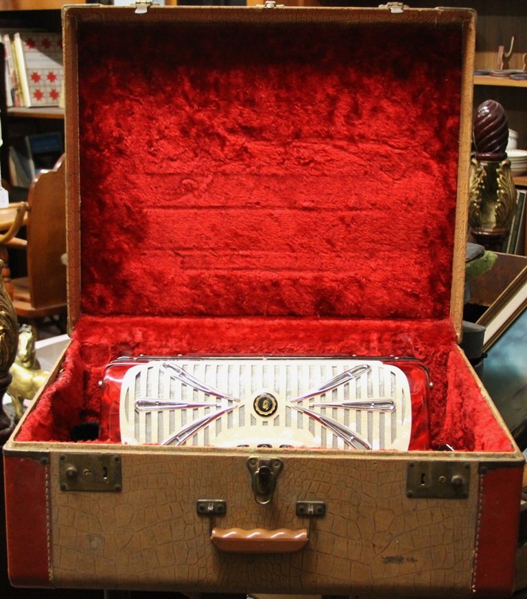 Rivoli accordion: Rivoli accordion by Sonola, Italy. Model R-241, original case.