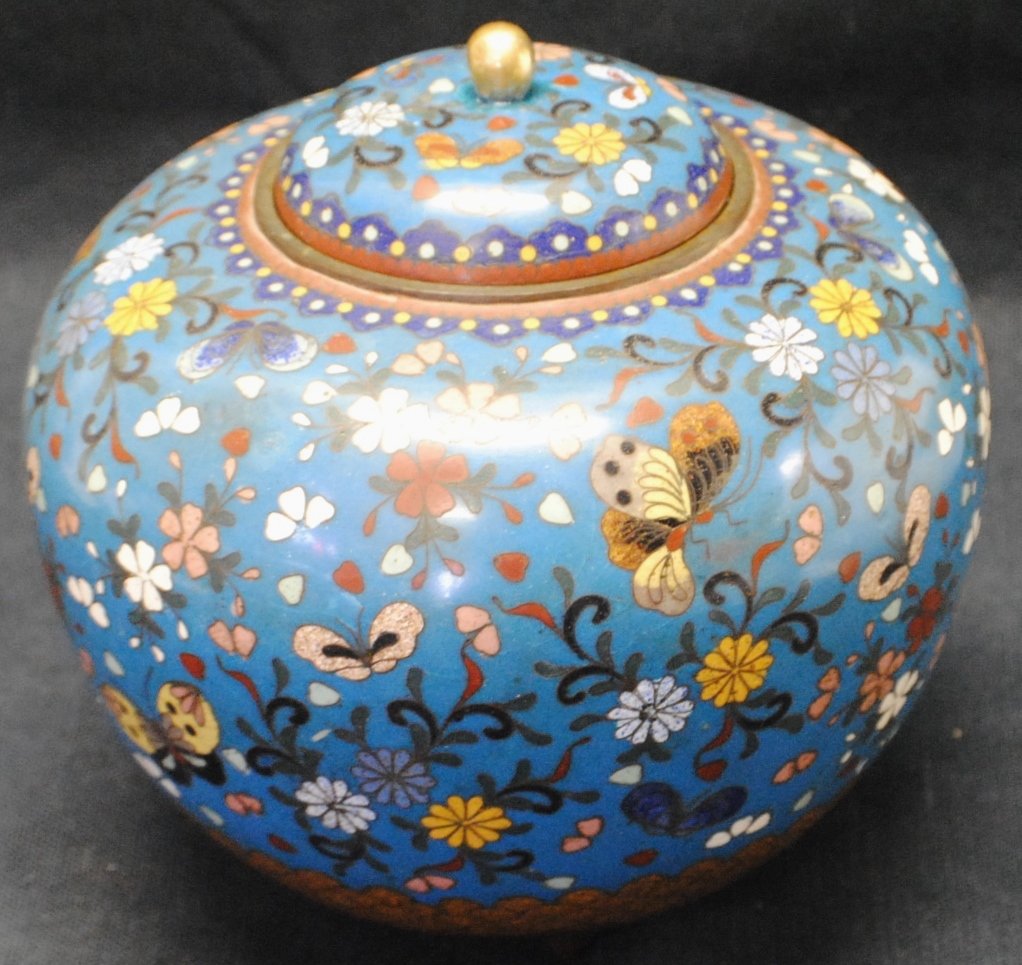 Chinese early 1900's Cloisonne jar, butterflies and flo: Chinese early 1900's Cloisonne jar 5 1/2" tall, 6" diameter, butterflies and flowers design.