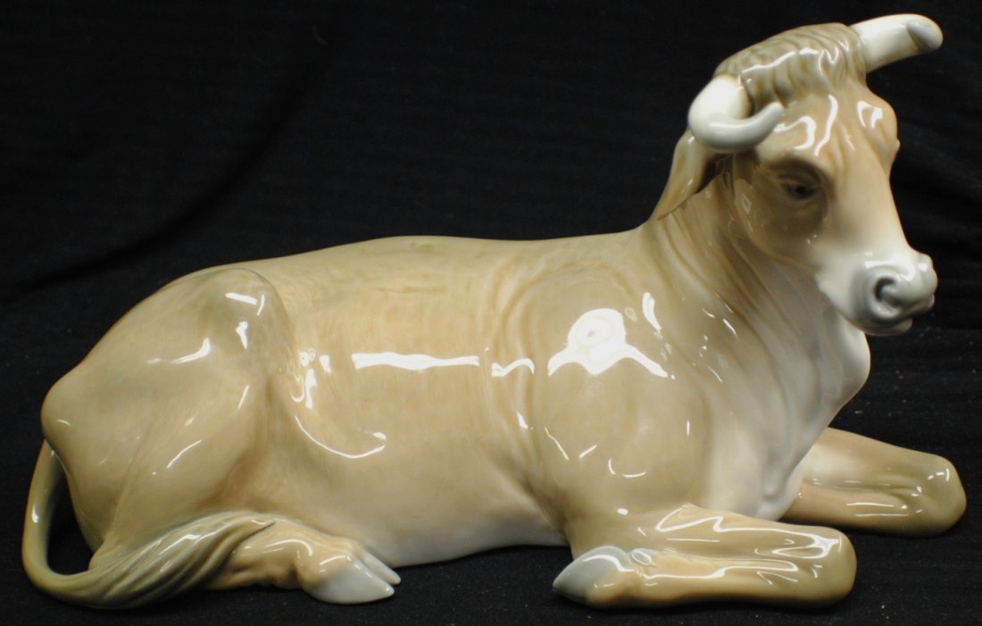 Lladro Cow Nativity Figurine: Lladro Cow Nativity Figurine, Sculptor: Salvador Furio, Issued 1981 Retired 2007, 10” x 6 ½”