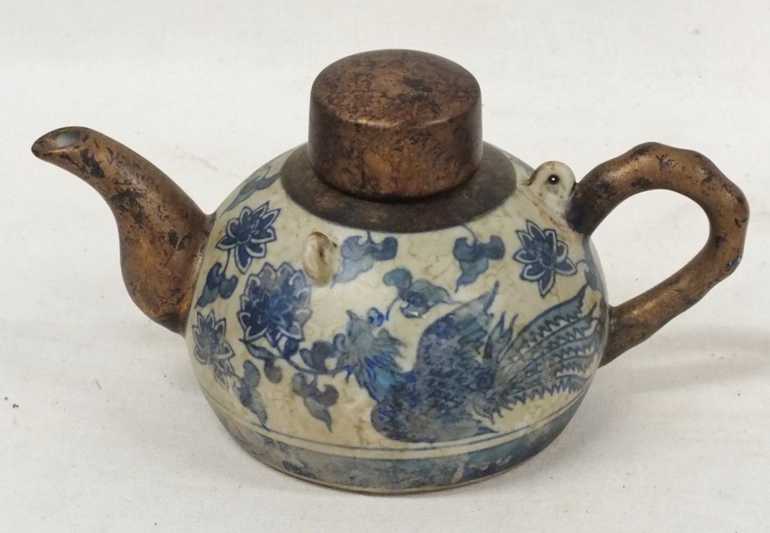 Chinese Kangxi teapot: Chinese Kangxi teapot 9" wide, 5" tall, weight 1.6 Lb.
