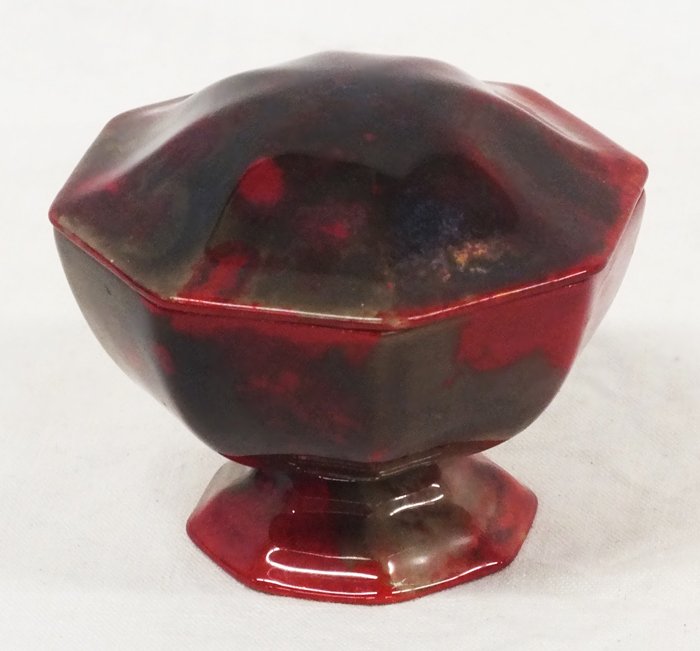 Royal Doulton flambe trinket box by Noke: Royal Doulton flambe trinket box by Noke. 2 3/4" tall, 3 3/4" wide, weight 6 oz. Marked and initialed FM on the bottom.