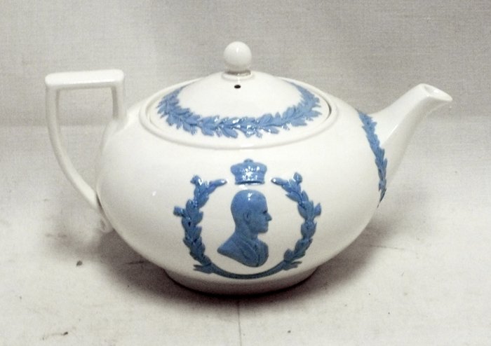 Wedgwood Queen Elizabeth II 1953 Coronation teapot (1 of 8)
