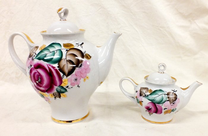 Pair of Russian USSR porcelain tea pots (1 of 8)