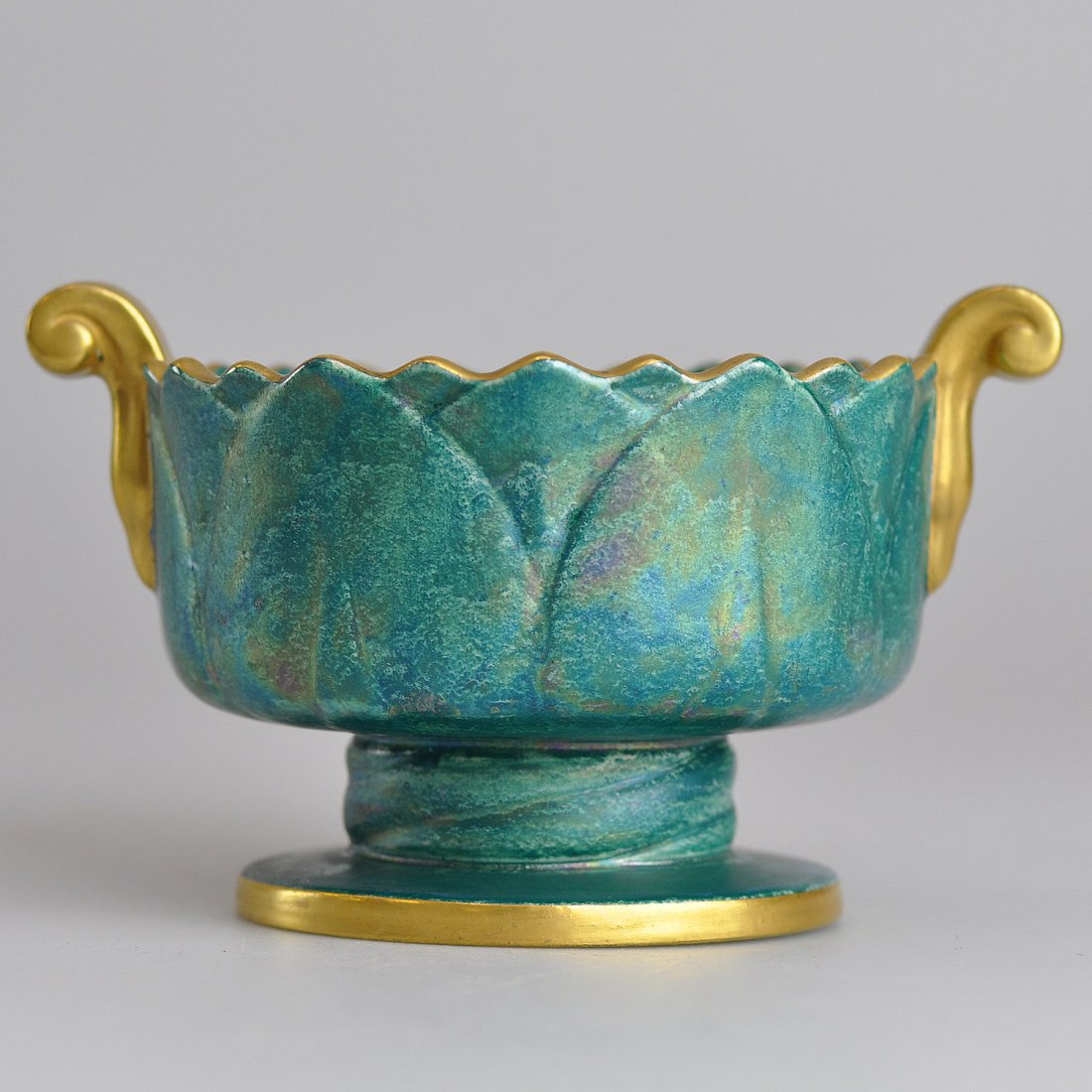 SKÅL, keramik, JOSEF EKBERG, Gustavsberg: Grönmelerad. Dekor av blad i relief och guldfärgade hänklar samt fotring. Invändig dekor i guldfärg. Undersida märkt "[GUSTAVSBERG] JE. N-191". Smärre slitage. Höjd 10.5, diameter 13 cm.