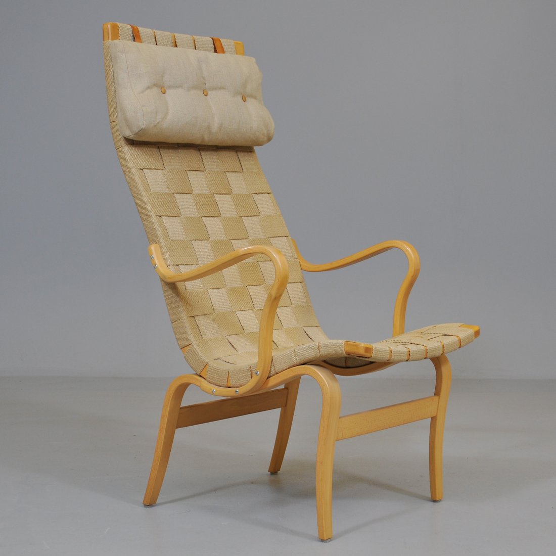 VILSTOL, "Pernilla", BRUNO MATHSSON: Helböjd form. Klädd med canvas. Brännmärkt. "Pernilla" formgavs 1944. Slitage, fläckar.