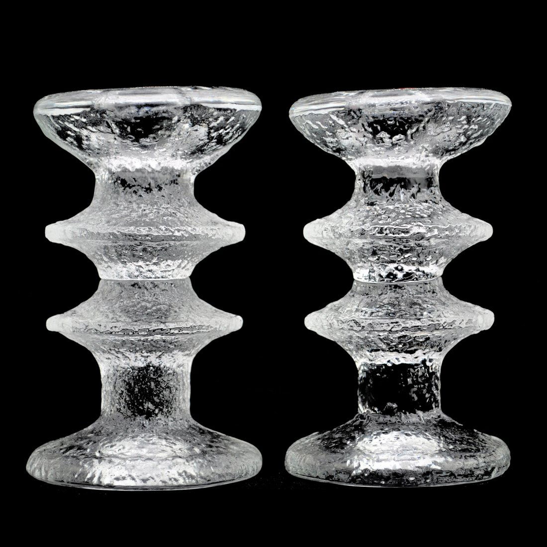 LJUSSTAKAR, 1 par, "Festivo", TIMO SARPANEVA (1926: Klarglas med dekor av ringar. 1 märkt med etikett. "Festivo" introducerades 1966. Nyskick. Höjd 12 cm.