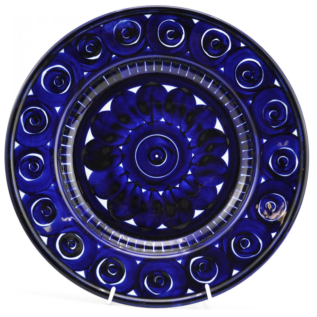 FAT, "Valencia", ULLA PROCOPE, Finland, Arabia: Handmålad dekor i mörkblått mot vit fond. Undertill målarsignatur. "Valencia" tillverkades 1961-2002. Diameter 36 cm.
