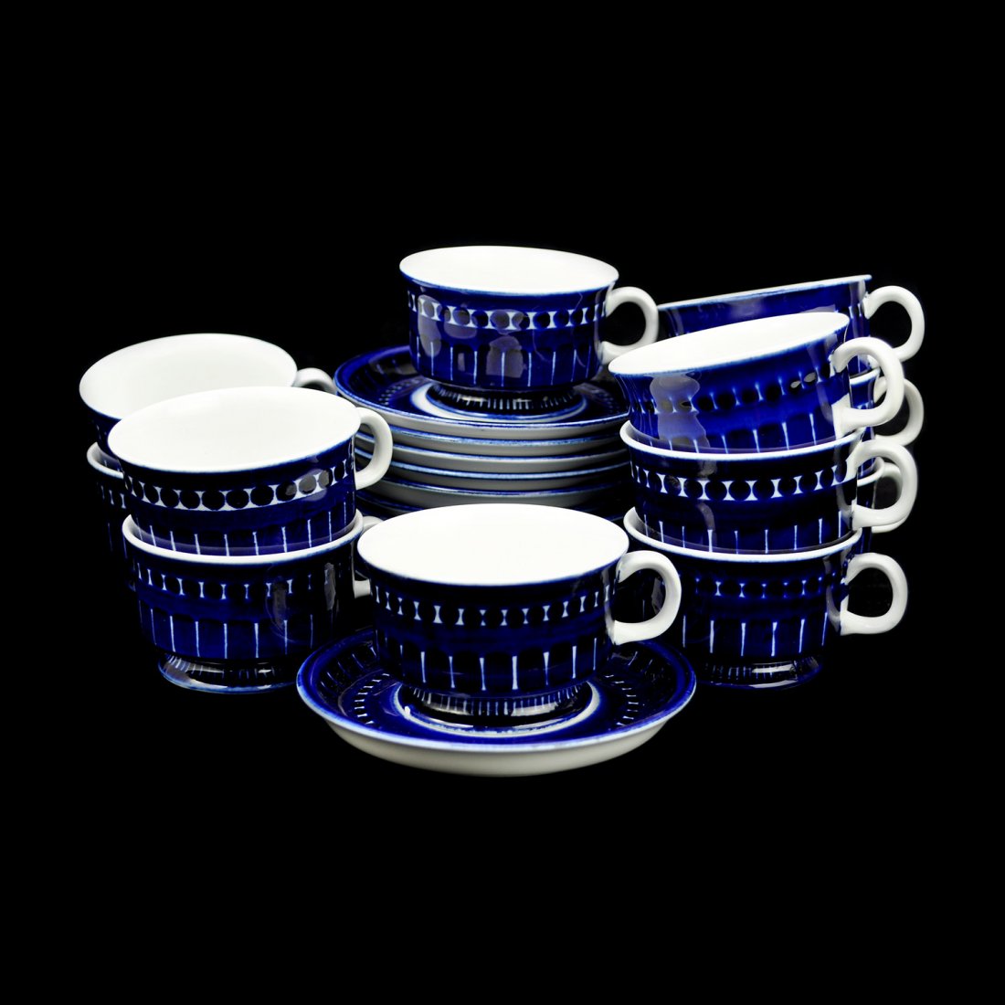 SERVISDELAR, 12 st, "Valencia", ULLA PROCOPE (1921-: Handmålad dekor i mörkblått mot vit fond. Kopp höjd 4.5, diameter 7.5 cm. Undertill målarsignatur. "Valencia" tillverkades 1961-2002.