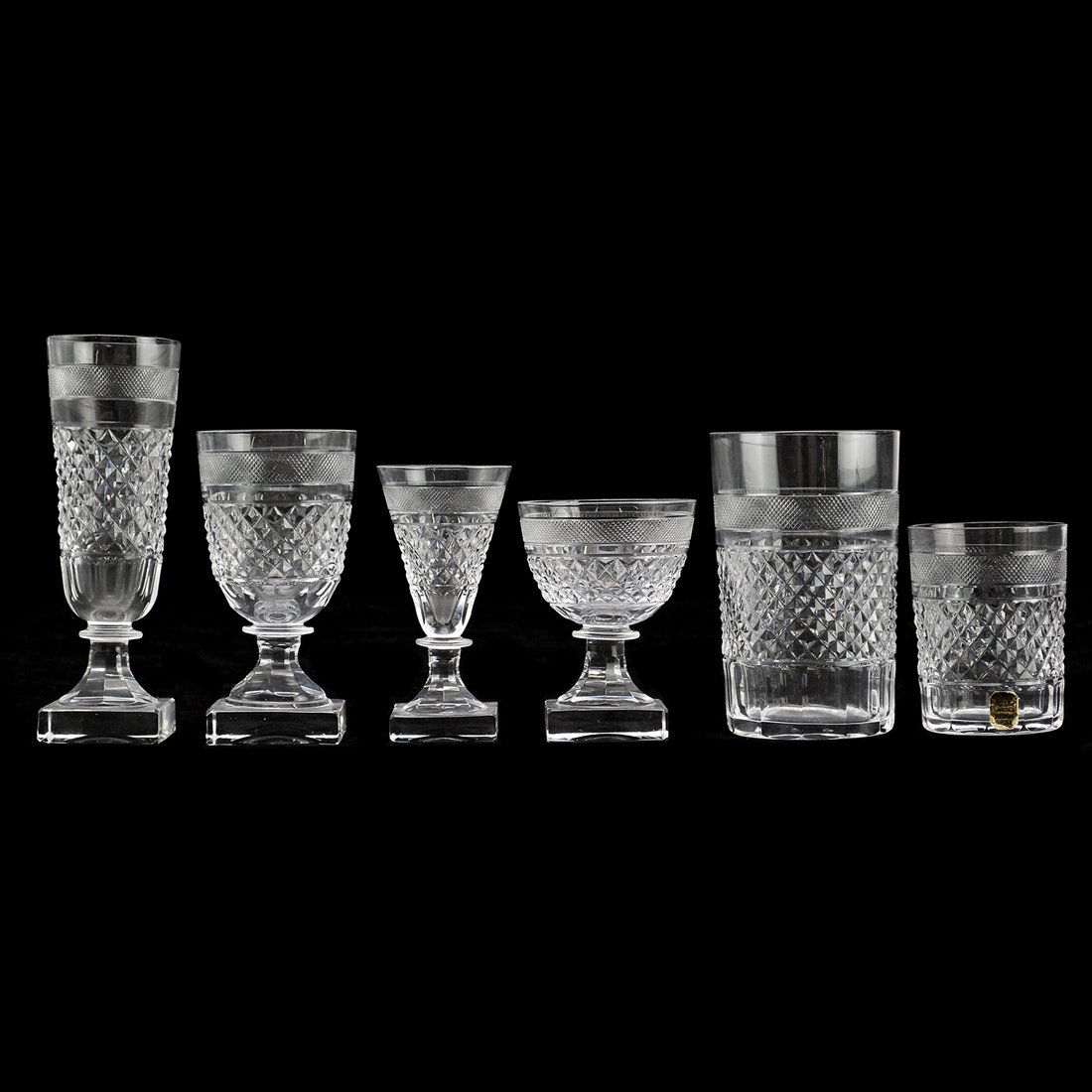 SERVISDELAR, glas, 65 st, "Kent", ELIS BERGH, Kosta: Klarglas med slipad dekor på fyrkantig fot. 12 st höjd 16.3, 12 st höjd 12.5, 6 st höjd 12.5, 12 st höjd 11.5, 11 st höjd 9.7, 12 st höjd 8.5. Obetydligt slitage.