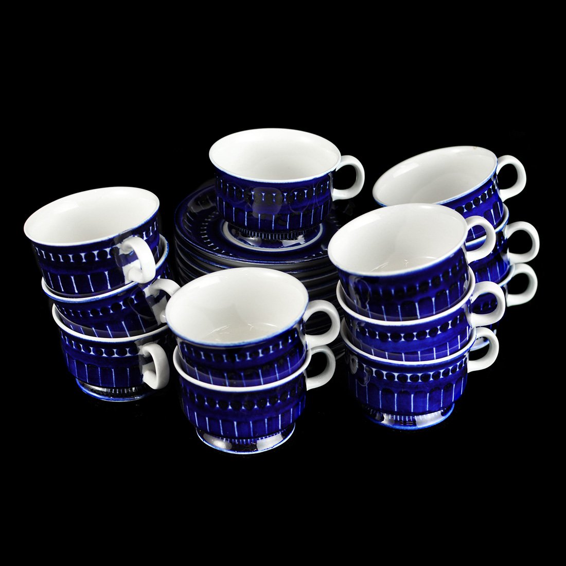 KAFFESERVISDELAR, 12 st, "Valencia", ULLA PROCOPE (: Handmålad dekor i mörkblått mot vit fond. Undertill målarsignatur. 12 koppar med fat. "Valencia" tillverkades 1961-2002. Inga anmärkningar. Kopp höjd 4.5, diameter 7.5 cm.