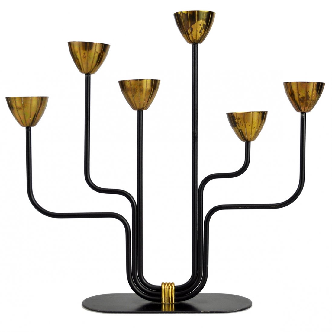 LJUSSTAKE, mässing, GUNNAR ANDER, Ystad Metall: 6 ljusarmar i mässing på svartlackerad stomme. Oval fot. Undersida stämplad "YSTAD METALL MADE IN SWEDEN". Slitage, särskilt på undersida. Höjd 26.5, bredd 28.5 cm.