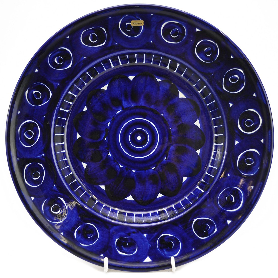 FAT, porslin, "Valencia", ULLA PROCOPE (1921-1968),: Handmålad dekor i mörkblått mot vit fond. Undertill målarsignatur. "Valencia" tillverkades 1961-2002. Etikettmärkt. Bruksslitage. Diameter 35.5 cm.