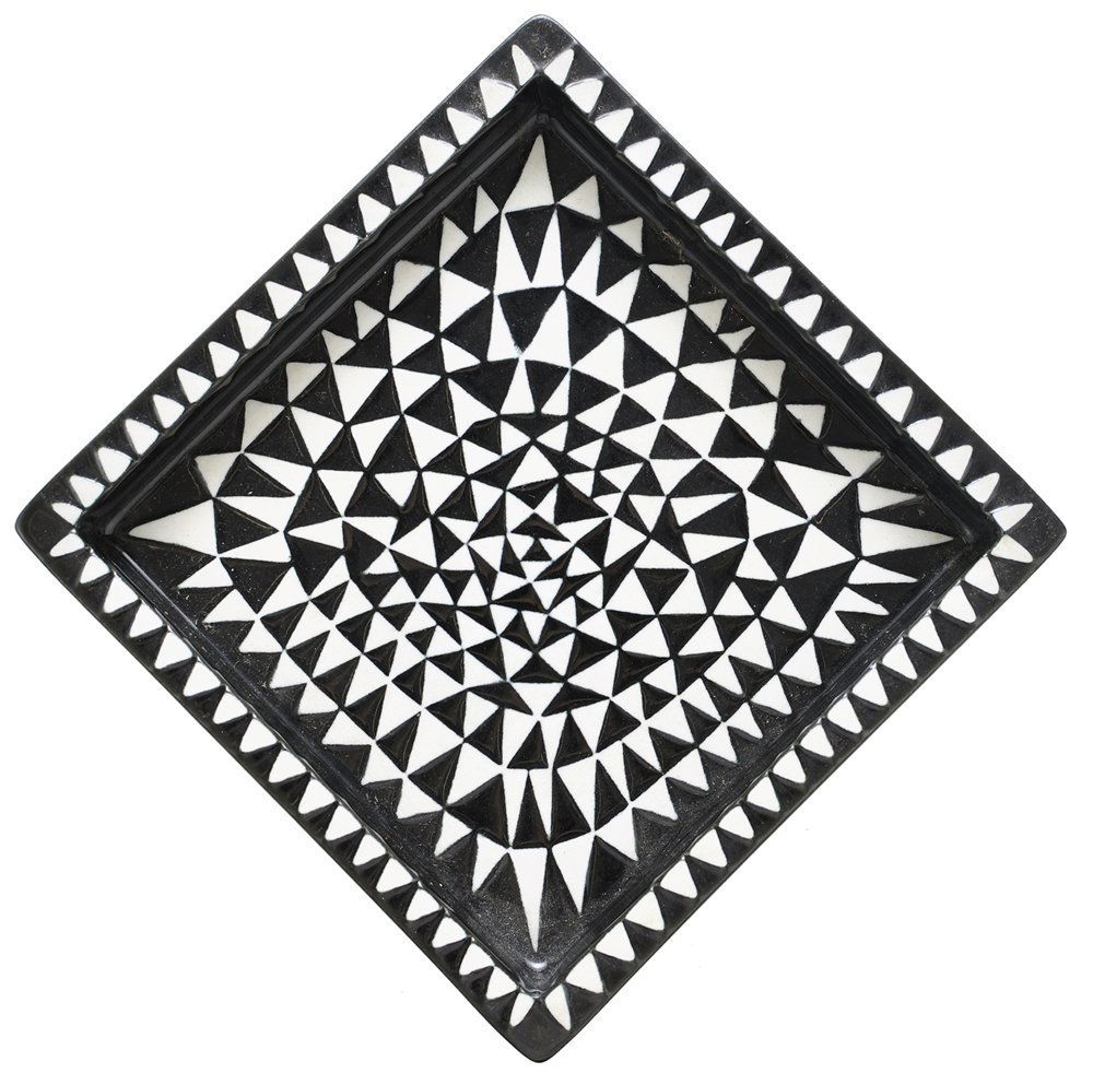 ASKFAT, STIG LINDBERG (1916-1982), "Domino", Gustav: Fyrkant. Vitt mönster mot svart fond. Undersida stämplad. Obetydligt/smärre slitage. 15.5x15.5 cm.