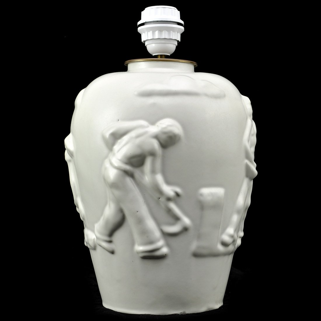 BORDSLAMPA, keramik, Upsala Ekeby: Dekor av arbetande män i relief mot vitgrå fond. Fotnagg. Höjd 29 (35) cm.