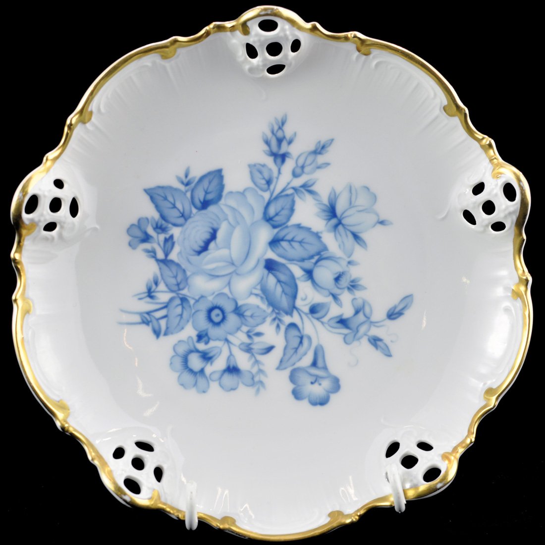 FAT, porslin, "Moliere", Tyskland, Rosenthal: Blå dekor av blommor mot vit fond med genombruten kant och guldrand. Smärre slitage. Diameter 21.5 cm.