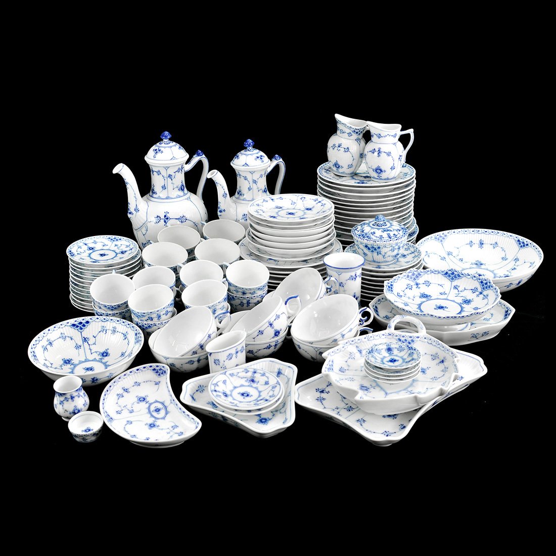 KAFFE- & TESERVISDELAR, 76 st, "Musselmalet", Danma: Blått floralt mönster mot vit grund. 8 tekoppar med 8 fat, 8 kaffekoppar med 8 fat, 12 mockakoppar med 12 fat, 6 assietter (diameter 19.5), 8 assietter (diameter 17), 11 assietter (diameter 17), kaf