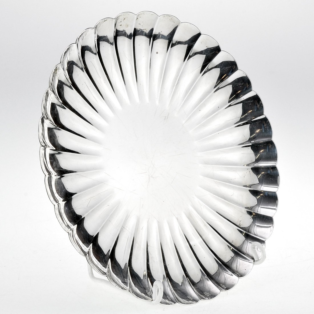 FAT, sterling silver, Asahi, Japan: 470 gram. Godronnerad dekor. Stämplad undertill "ASAHI STERLING". Slitage, repor. Diameter 24.5 cm.