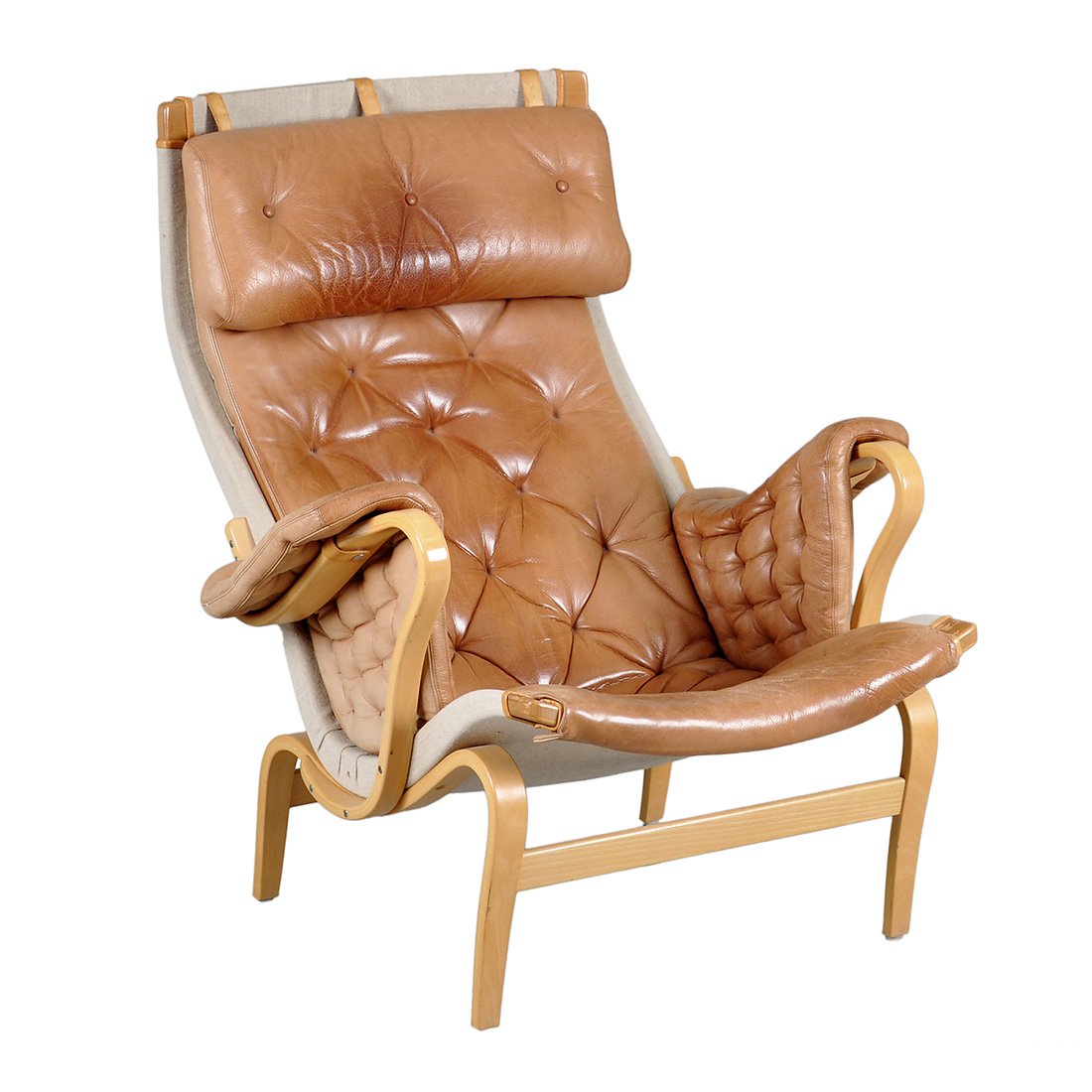 FÅTÖLJ, "Pernilla", BRUNO MATHSSON: Ergonomisk svängd form. Böjträ av bok. Klädd i brunt läder på canvas. Bruksslitage, fläckar.