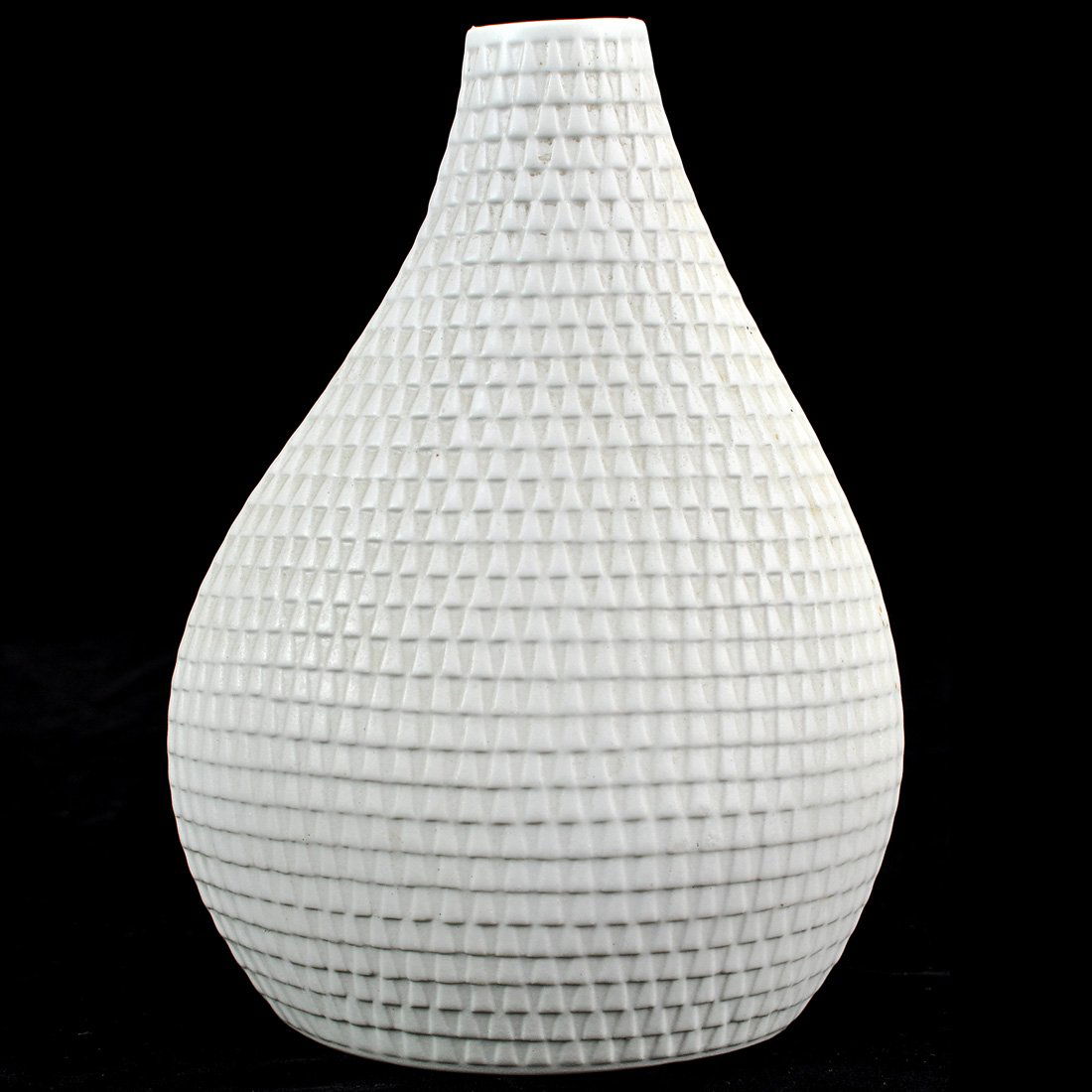 VAS, carrara, "Reptil", STIG LINDBERG, Gustavsberg: Oregelbunden form med upprepande triangulärt mönster mot vit glasyr. Undersida med stämpel och etikett. Höjd 19 cm.