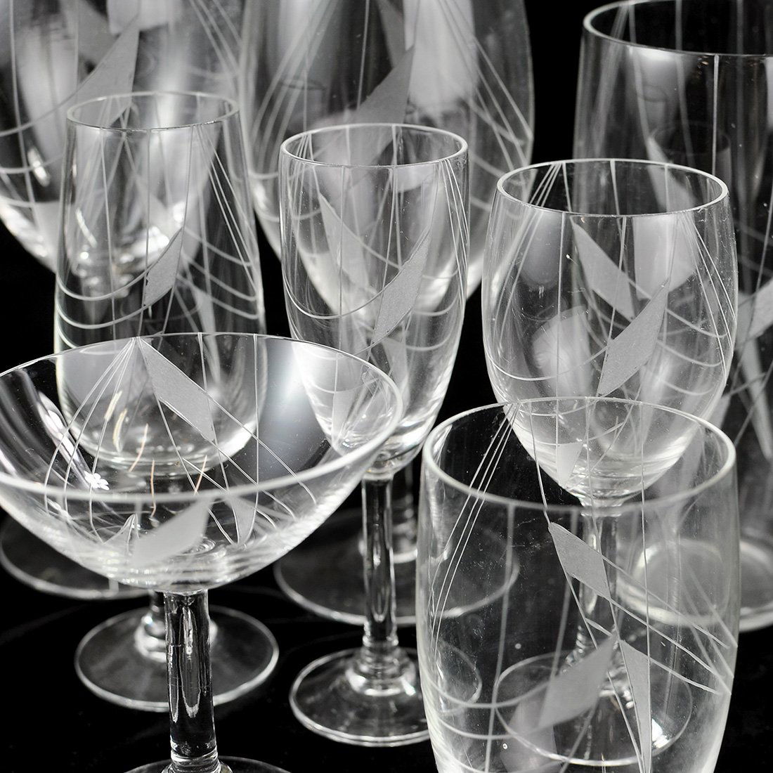 SERVISDELAR, glas, "Symfoni", BENGT ORUP, Johansfo: Abstrakt slipad linjedekor mot klarglas. Höjd 8.5-16.5 cm.