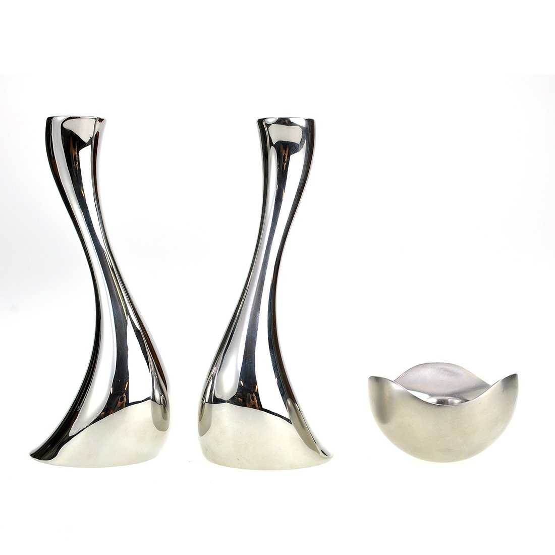BELYSNING, 3 delar, Danmark, Georg Jensen: 1 par svängda ljusstakar "Cobra" och ljuslykta. Ljusstakar höjd 20, lykta 8.5 cm.
