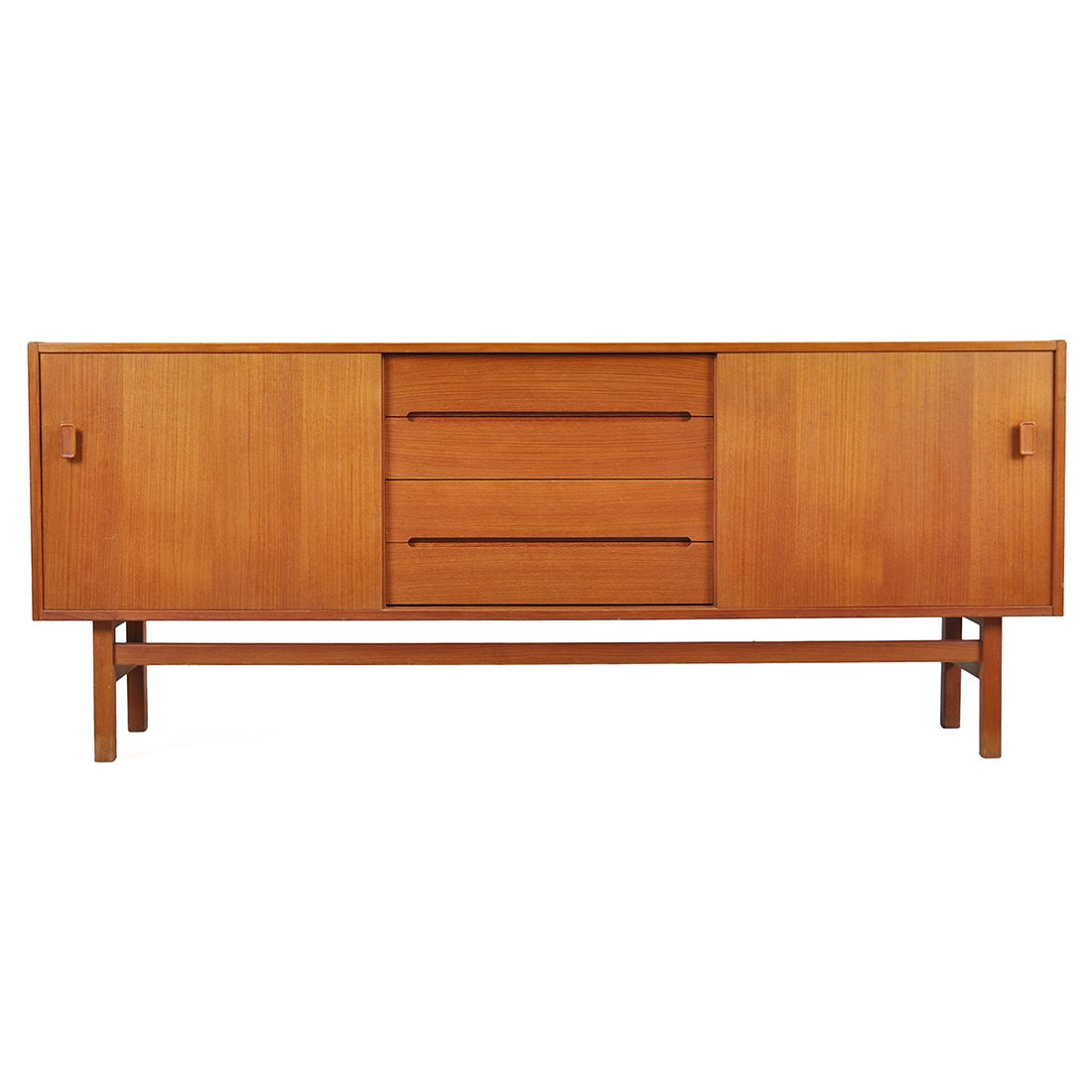 SIDEBOARD, 1950/60-tal, teak, "Arild", NILS JONSSON: Rak, rektangulär form. 2 skjutdörrar och 4 lådor i mitten. Borst "Bangok-teak" medföljer. Smärre bruksslitage, liten repa samt små missfärgningar på ovansidan. Höjd 78, 190x43 cm.