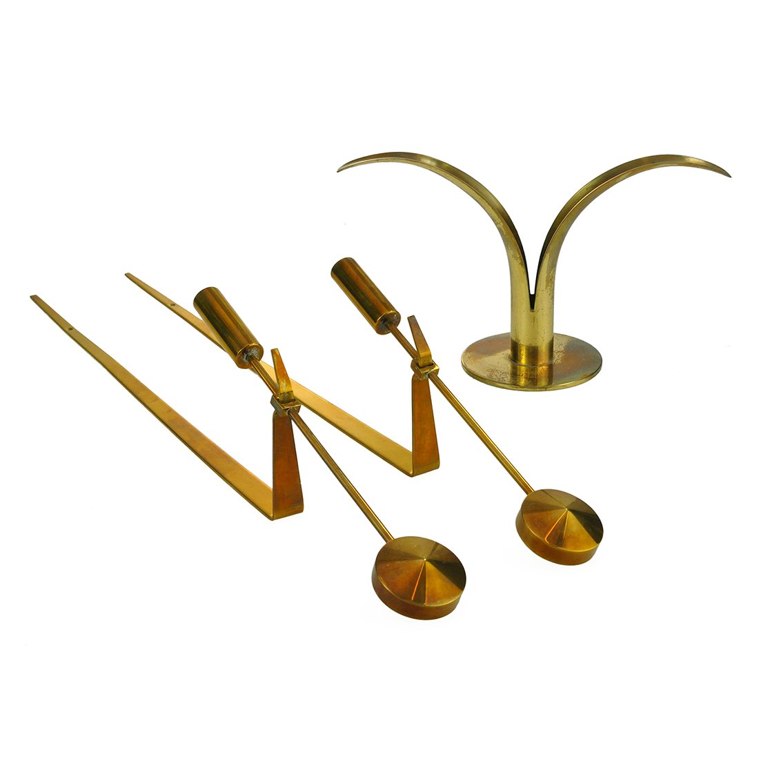 VÄGGLJUSSTAKAR & LJUSSTAKE, mässing, "Pendel"/"Lilj: Pierre Forsell och Ivar Ålenius Björk. Stämplade. Slitage, ljusstake med färgbortfall. Väggljusstakarnas längd 48 cm. Ljusstake höjd 13, bredd 22 cm.