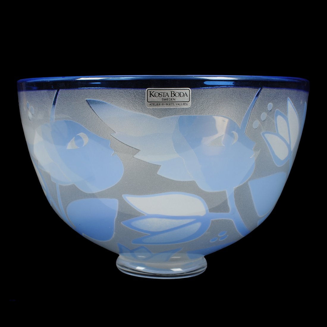 SKÅL, glas, 1900-talets slut, BERTIL VALLIEN för Kosta: Blå dekor av ansikten och blommor mot frostat glas. Etikettmärkt samt signerad undertill "Kosta Boda B. Vallien Atelje 305855002". Inga anmärkningar. Höjd 11, diameter 16 cm.