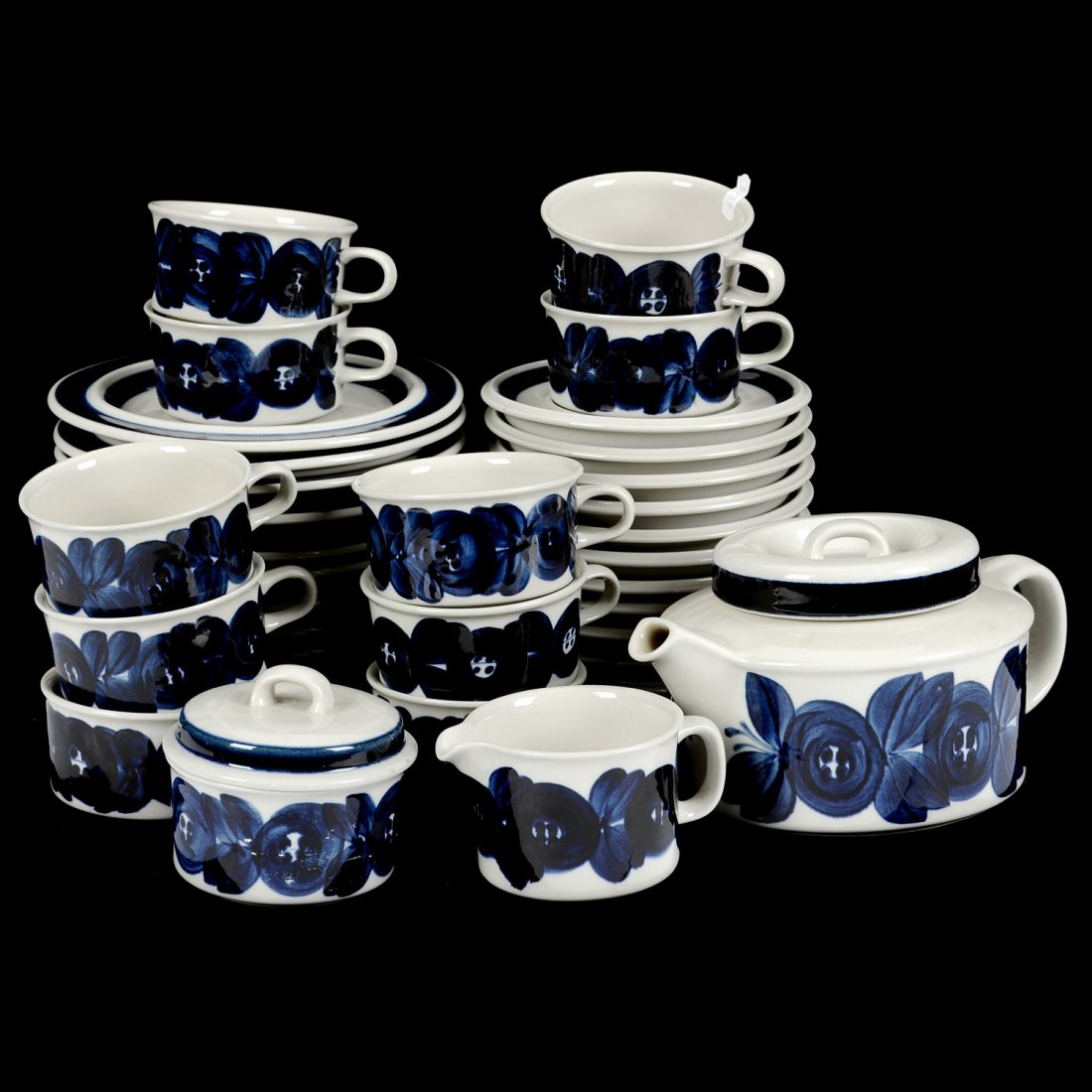 SERVISDELAR, 37 (+2) st, "Anemone", ULLA PROCOPÈ för: Blå dekor av blommor mot cremevit botten. 10 tekoppar (höjd 5.5, diameter 10), 12 tefat (diameter 16), 12 assietter (diameter 20.5), tekanna, gräddkanna och sockerskål. Smärre slitage.