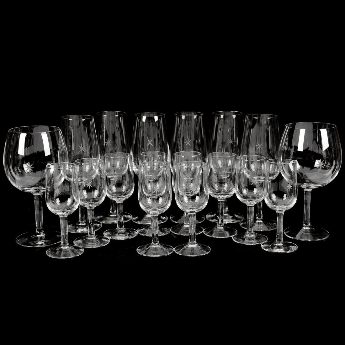 GLAS, 18 st, "Bouquet", SIGNE PERSSON MELIN för Boda: Etsad dekor av stjärna. 2 st (höjd 17), 6 st (höjd 18), 10 st (höjd 12.5 cm).