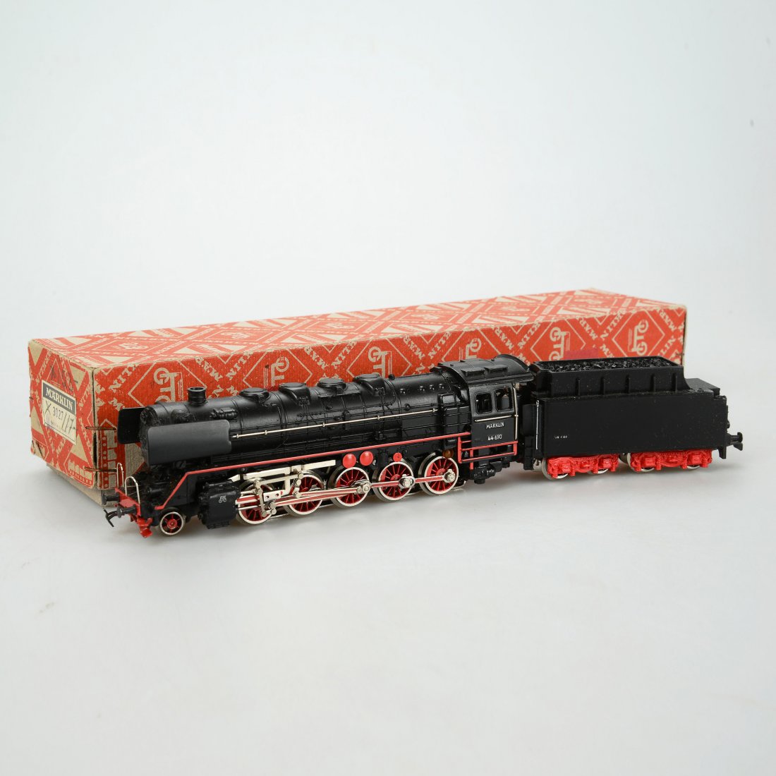 ÅNGLOK med TENDER, 3027.1, Märklin, H0: Dampflokomotive. Med röd kartong. Smärre slitage, smärre böjskada i detalj. Marklin/Maerklin (637)