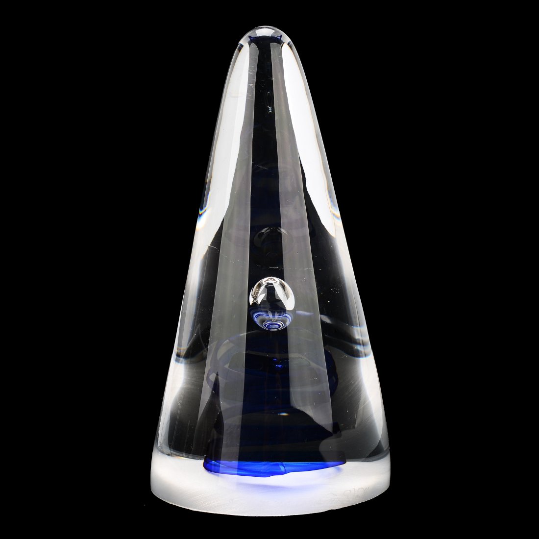 SKULPTUR, glas, GÖRAN WÄRFF (1933-) för Kosta: Konformad med innesluten komposition i blått och luftbubbla. Signerad 'Kosta 79-148 Unik Göran Wärff'. Obetydligt slitage. Höjd 19 cm.