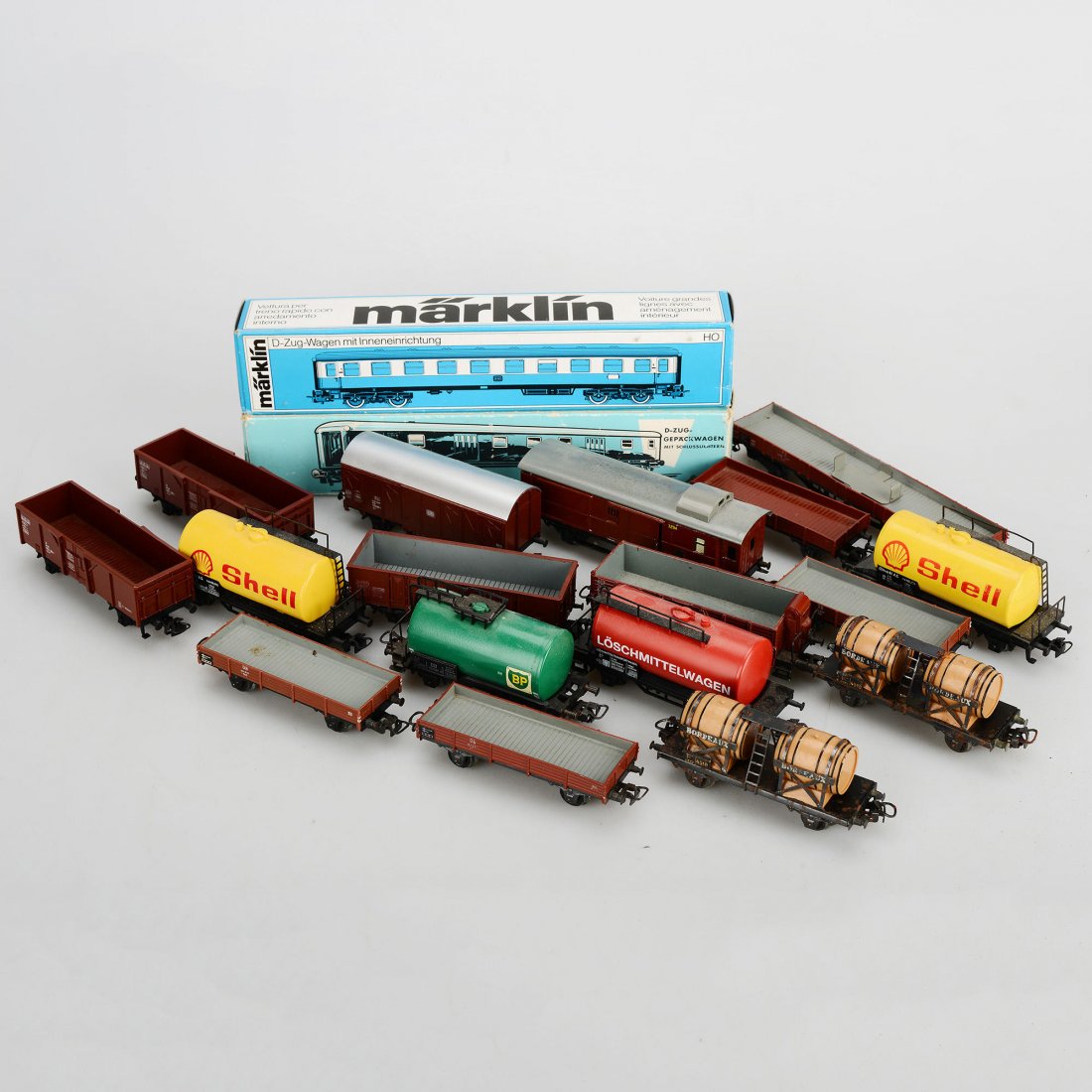 VAGNAR, 19 st, Marklin, H0: Diverse godsvagnar samt 2 personvagnar med kartong (4111 samt 4044). Bruksslitage, vissa med hart slitage, funktion ej kontrollerad. Marklin/Maerklin. (156)