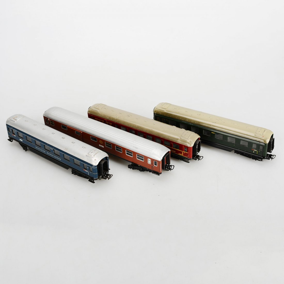 PERSONVAGNAR, 4 st, Marklin, H0: Bruksslitage, visst fargbortfall, ej funktionsprovade. Marklin/Maerklin. (145)