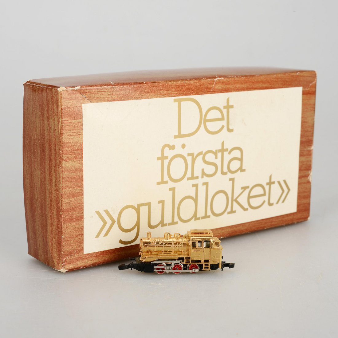 ANGLOK, "Det forsta guldloket", Marklin, Z: Marklin Mini-Club. "Specialutforande for vara MARKLIN-Kunder". Till synes utan anmarkningar, ej funktionsprovad. Marklin/Maerklin. Dampflokomotive. (61)