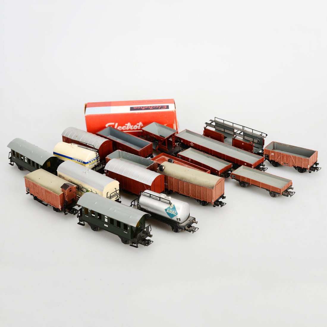 VAGNAR, 18 st, H0: 18 diverse vagnar samt 1 Electrotren (1302). Bruksslitage, funktion ej kontrollerad Marklin/Maerklin. (147)