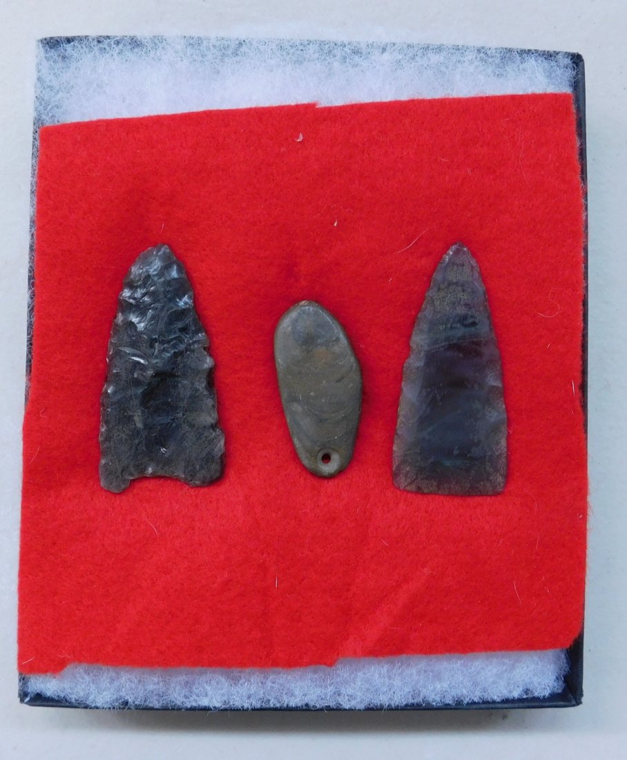California Artifacts: California Artifacts, paleo period. Made of obsidian and chert, the items measure from 1.5" to 2.25". San Joaquin County, California. Rare pieces, nice fluted points and pendant. Authentic fluted poin