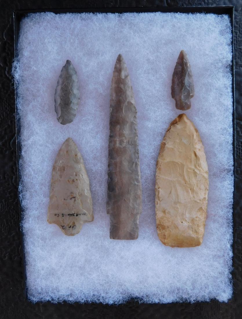Iowa Points: Iowa Points, pre-historic items. Made of chert, the longest item measures 5 1/8". Marshall County, Iowa. Nice point collection, Frame not included. Condition: As found, see images. Shipping: $15.50 w/