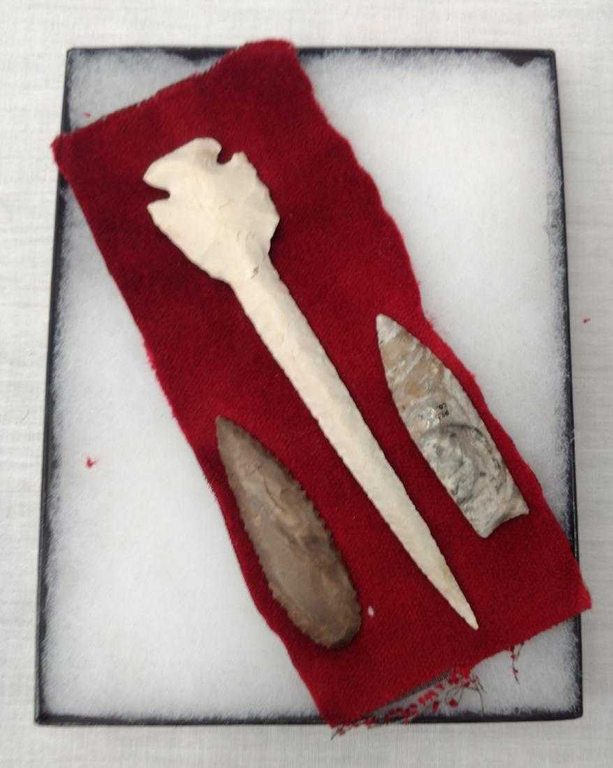 Frame w/Large Drill: Frame w/Large Drill, pre-historic items. Made of chert, the longest measures 6 3/4". Perry County, Missouri. Frame not included. Condition: Good, see images. Shipping: $20.00 w/insurance and signature