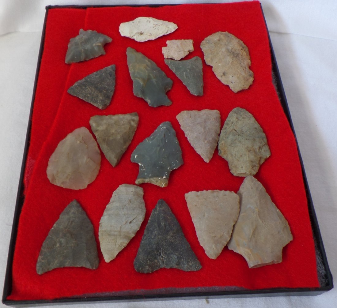Authentic Arizona Points: Authentic Arizona Points, circa 3000 A.D. Made of chert and measuring from 1" to 2" long. Found in Northeastern Arizona, USA. Nice frame of archaic flint from Arizona. From the private collection of R