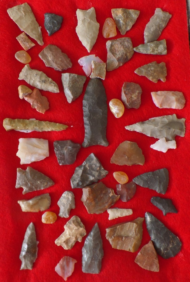 Texas Artifacts: Field run as found of Texas artifacts. This items are Comanche and measures 1/2 to 3 inches. They are made from chert, flint and chalcedony. Riker mount is not included. Shipping $14.50