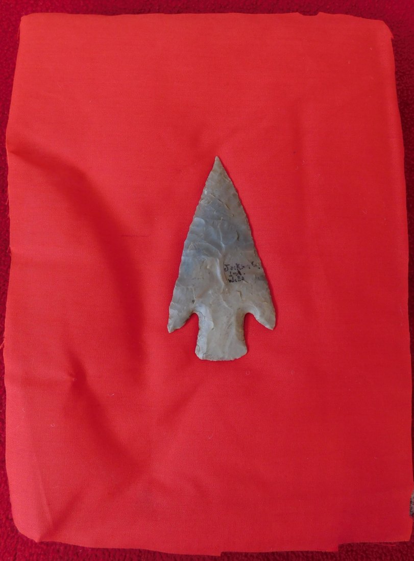 Authentic Lost Lake Point: Authentic Lost Lake Point, pre-historic item. Made of chert and measuring 3.25" x 1.75", this item was found in Jackson County, Indiana. Helm COA included. Condition: Great, as found, see images. Ship